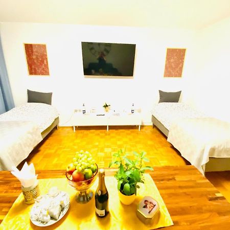 Welcome To Messe!-Two-Bedroom Apartment&Balcony Хановер Екстериор снимка